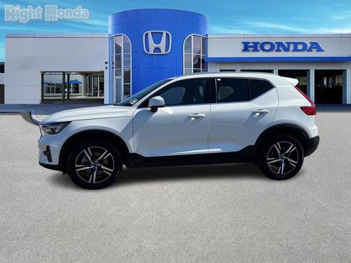 2024 Volvo XC40 B5 Core