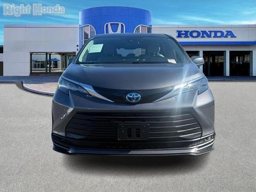 2025 Toyota Sienna LE