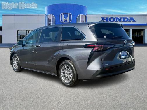 2025 Toyota Sienna LE