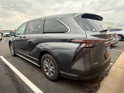 2025 Toyota Sienna LE