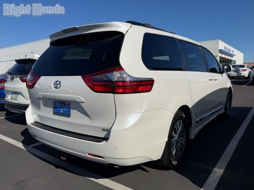 2020 Toyota Sienna XLE