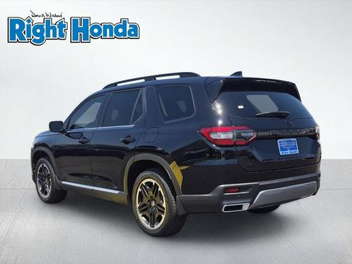 Crystal Black Pearl 2026 Honda Pilot Touring 8-Passenger