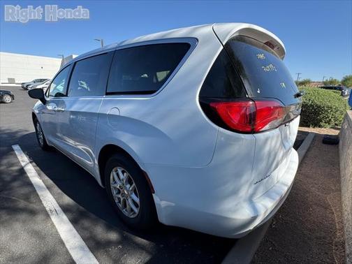 2024 Chrysler Voyager LX