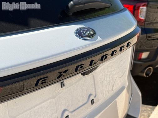 White Metallic 2025 Ford Explorer ST-Line