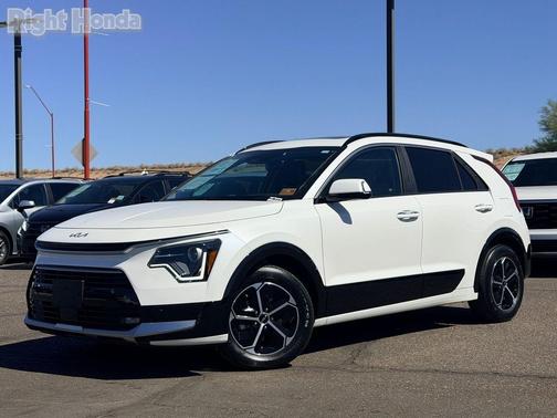 Snow White Pearl 2023 Kia Niro SX