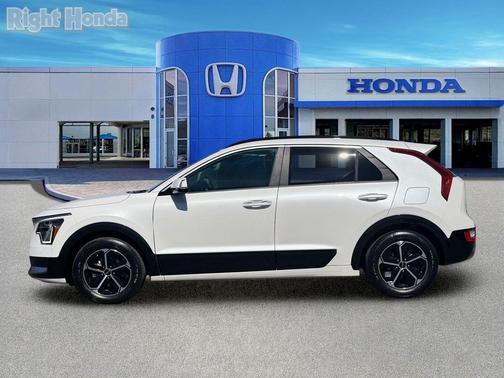 Snow White Pearl 2023 Kia Niro SX