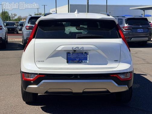 Snow White Pearl 2023 Kia Niro SX