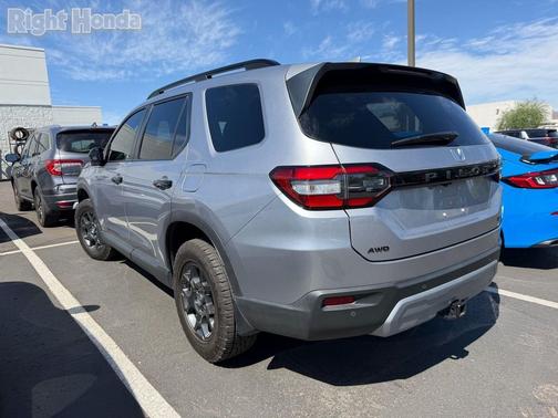 Lunar Silver Metallic 2025 Honda Pilot TrailSport