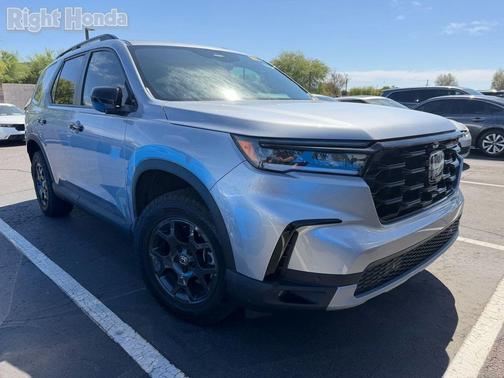 Lunar Silver Metallic 2025 Honda Pilot TrailSport