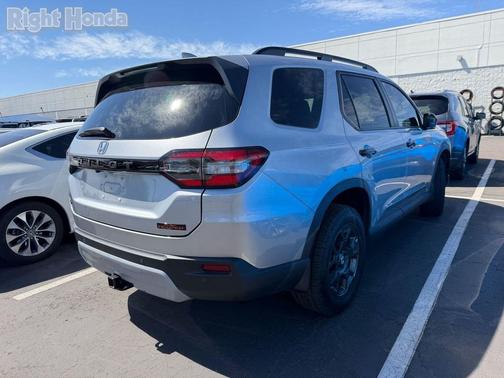 Lunar Silver Metallic 2025 Honda Pilot TrailSport