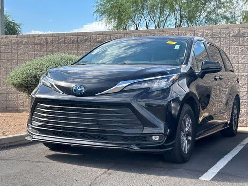 Midnight Black Metallic 2025 Toyota Sienna XLE