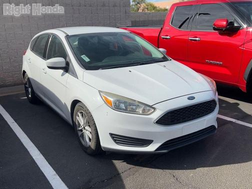 Oxford White 2018 Ford Focus SE