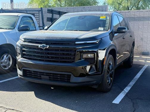 Mosaic Black Metallic 2025 Chevrolet Traverse LT