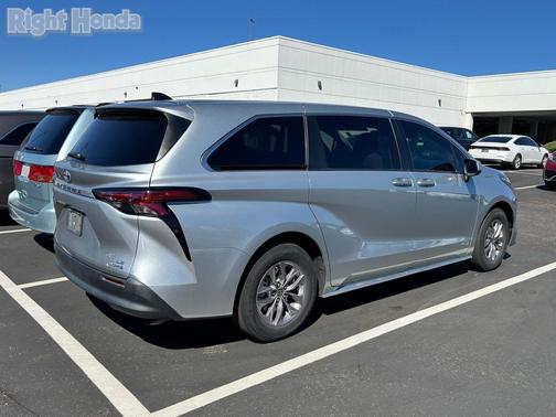 2021 Toyota Sienna LE