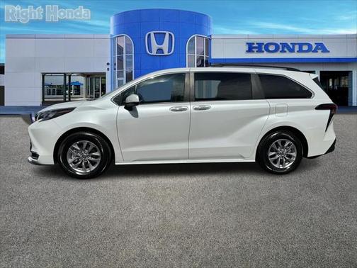 2024 Toyota Sienna XLE