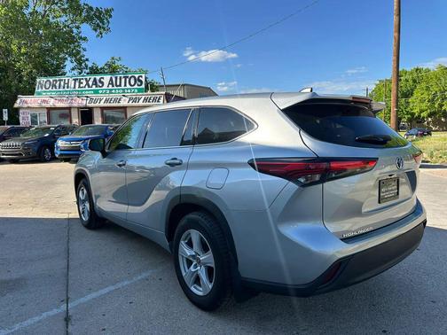 Celestial Silver Metallic 2022 Toyota Highlander Hybrid LE