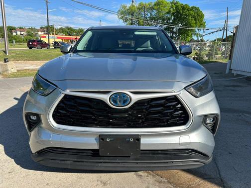 Celestial Silver Metallic 2022 Toyota Highlander Hybrid LE