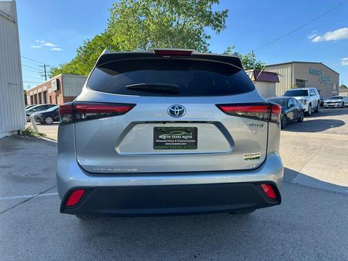 Celestial Silver Metallic 2022 Toyota Highlander Hybrid LE
