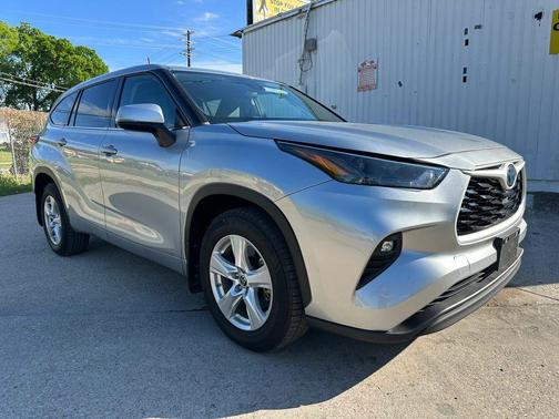 Celestial Silver Metallic 2022 Toyota Highlander Hybrid LE
