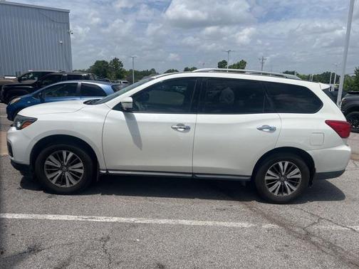 2017 Nissan Pathfinder SL