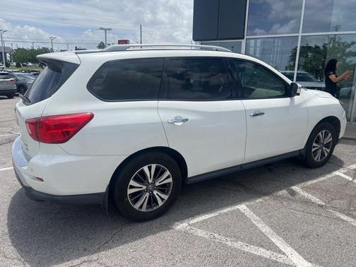 2017 Nissan Pathfinder SL