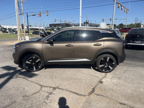 2025 Nissan Kicks SR