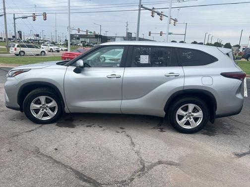 2024 Toyota Highlander LE
