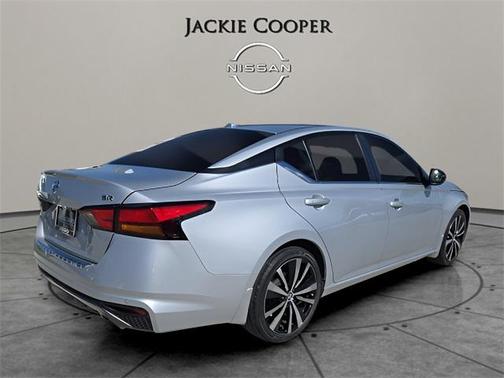 2022 Nissan Altima SR FWD