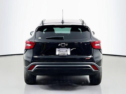 Mosaic Black Metallic 2026 Chevrolet Trax FWD 2RS