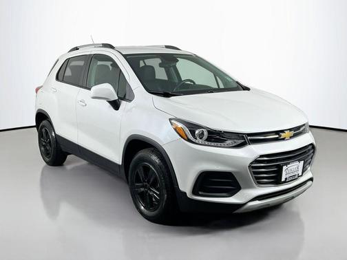 Iridescent Pearl Tricoat 2022 Chevrolet Trax LT