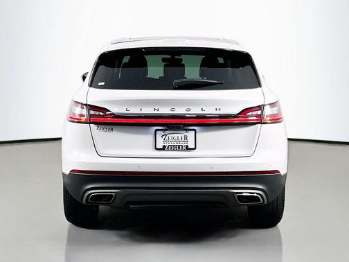 Pristine White Metallic Tri-Coat 2022 Lincoln Nautilus Reserve