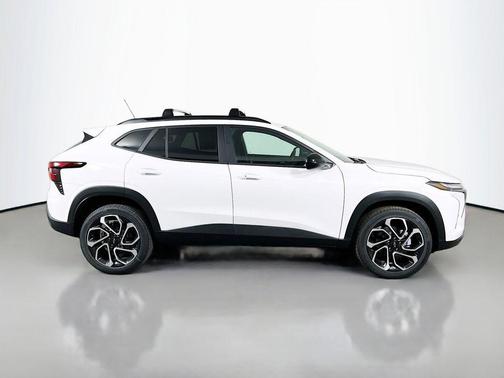 Summit White 2026 Chevrolet Trax FWD 2RS