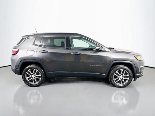 Granite Crystal Metallic Clearcoat 2017 Jeep New Compass Latitude