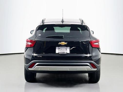 Mosaic Black Metallic 2026 Chevrolet Trax LT