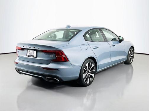 2022 Volvo S60 T5 Momentum