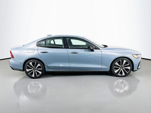 2022 Volvo S60 T5 Momentum