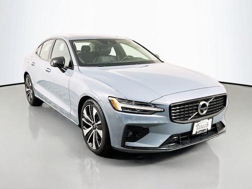 2022 Volvo S60 T5 Momentum