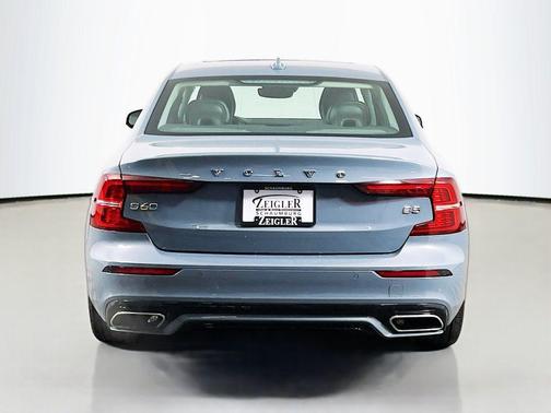 2022 Volvo S60 T5 Momentum