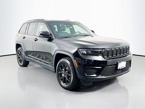 Diamond Black Crystal Pearlcoat 2025 Jeep Grand Cherokee Altitude