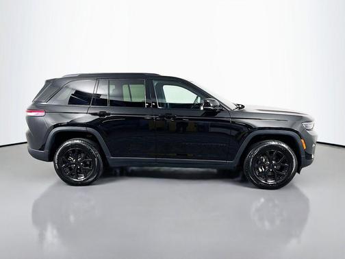 Diamond Black Crystal Pearlcoat 2025 Jeep Grand Cherokee Altitude