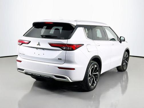 Diamond White 2022 Mitsubishi Outlander SEL S-AWC