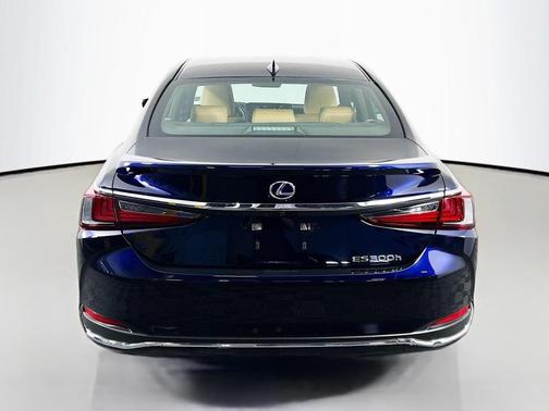 2021 Lexus ES 300h Base