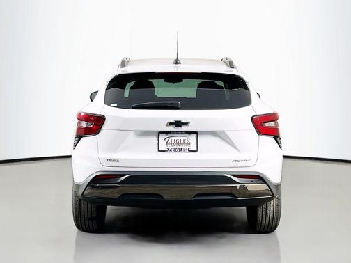Summit White 2026 Chevrolet Trax FWD ACTIV