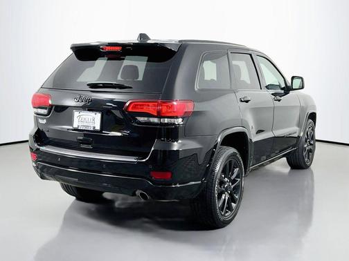 Diamond Black Crystal Pearlcoat 2021 Jeep Grand Cherokee Laredo