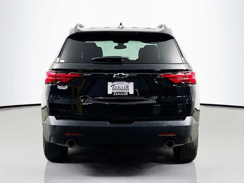 Mosaic Black Metallic 2023 Chevrolet Traverse LT Cloth