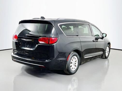 Brilliant Black Crystal Pearlcoat 2019 Chrysler Pacifica Touring L