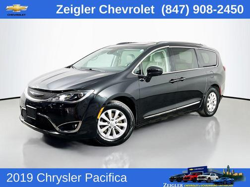 Brilliant Black Crystal Pearlcoat 2019 Chrysler Pacifica Touring L