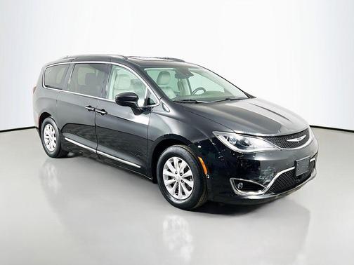 Brilliant Black Crystal Pearlcoat 2019 Chrysler Pacifica Touring L