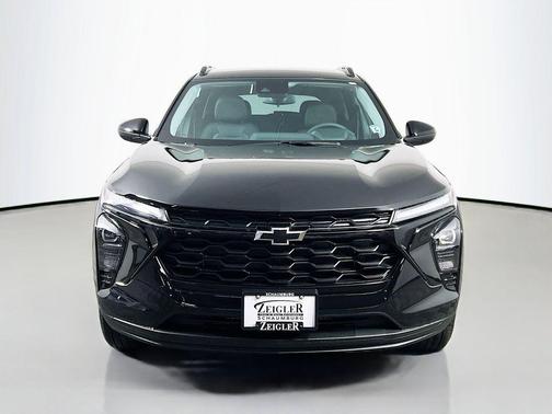 Mosaic Black Metallic 2026 Chevrolet Trax LT