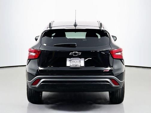 Mosaic Black Metallic 2026 Chevrolet Trax FWD 2RS